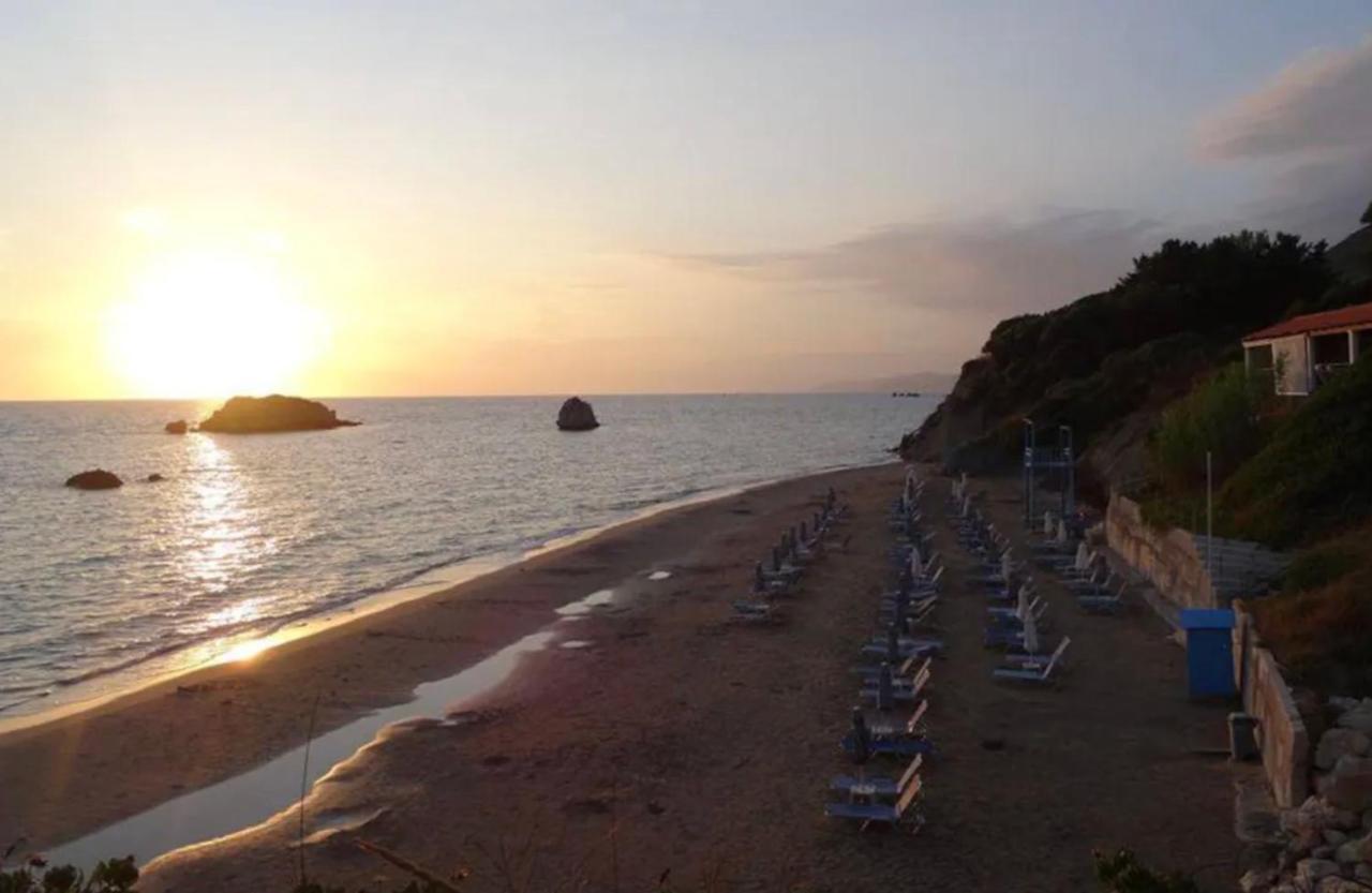 Stefanias Prasoudi Beach Ágios Matthaíos Esterno foto