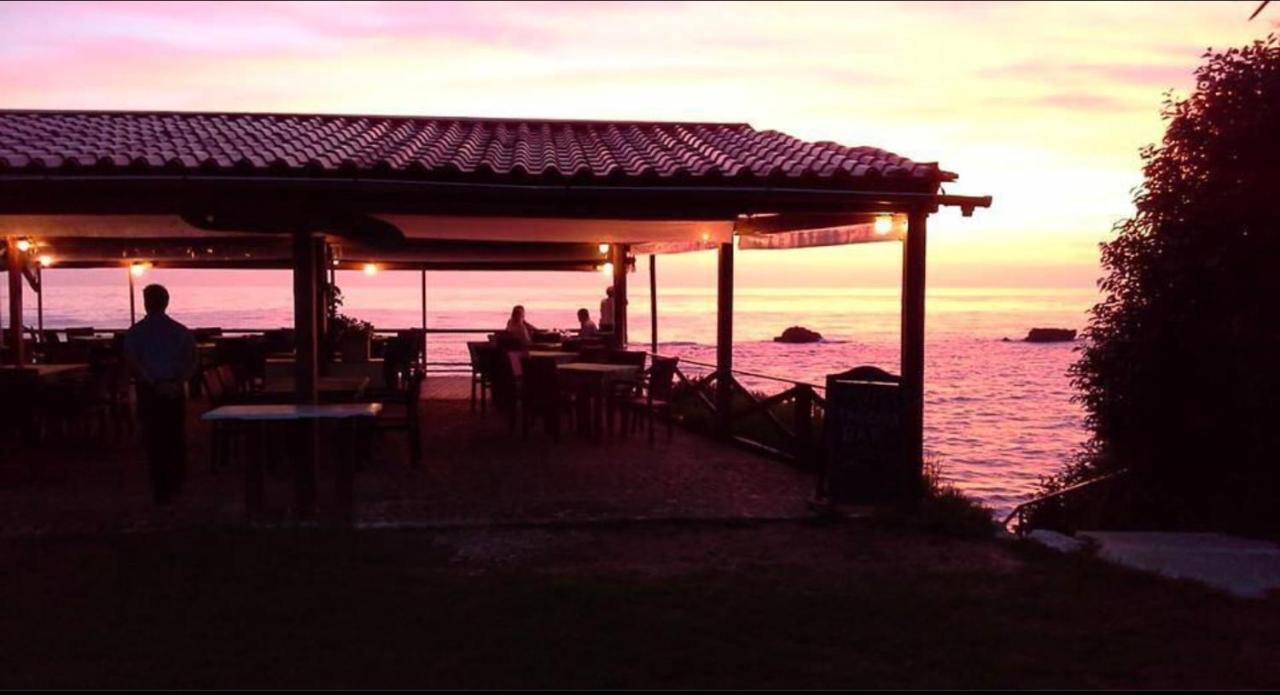 Stefanias Prasoudi Beach Ágios Matthaíos Esterno foto